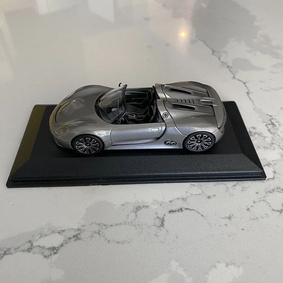 MINICHAMPS PORSCHE 918 SPYDER Liquid Metal 1/43 WAP 020 191 0B Limited Edition - Image 4 of 4
