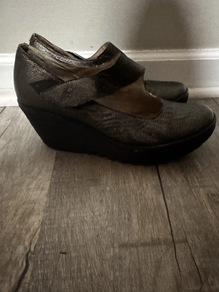 Zapato FLY London Yogo Cuña Mary Jane Negro Talla 41 EE. UU. 10 Excelente Estado Foto 2 de 4