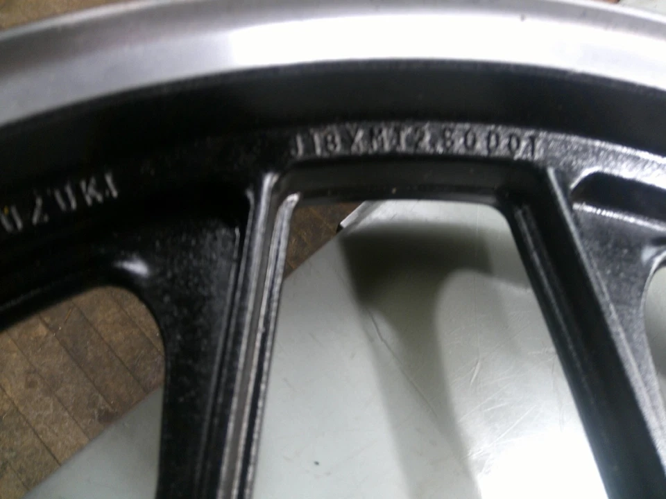 Llanta delantera Suzuki GSXR 1100 1986-88 LADO LOSA ORIGINAL 18X 2,75 Foto 2 de 4