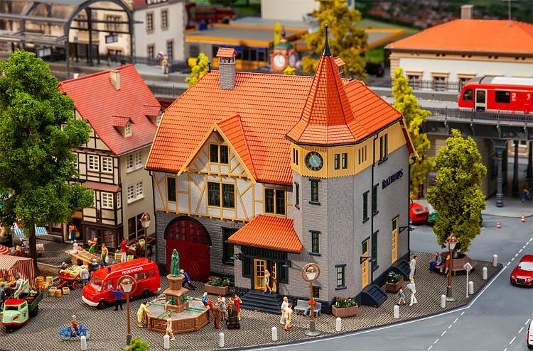 Faller H0 130649 - Rathaus mit Feuerwehrgarage Bausatz Neuware