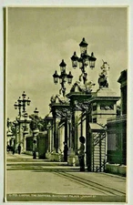Vintage RPPC L.715 London, Sentries, Buckingham Palace.  Judges Ltd. 