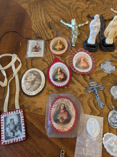 Riesiges Lot Katholische Heilige Medaillen Skapulas Statuen Kruzifix Antiquitäten und Vintage - Bild 9 von 13