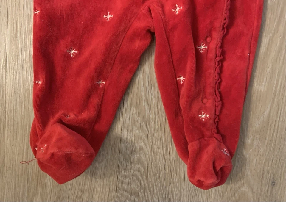 Праздничное спальное место Little Wonders для девочек размер 6-9 месяцев красный велюр с белыми звездами - Изображение 4 из 4