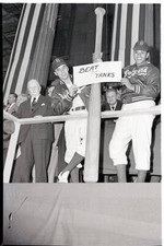 Dodgers Pw. Reese And D.Newcombe Hold Giant Bat 1949 Old Baseball Photo