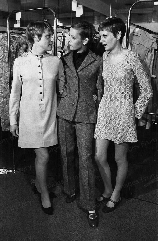 8x10 Print Twiggy Pictured with her Sisters Candid 1960s Mod