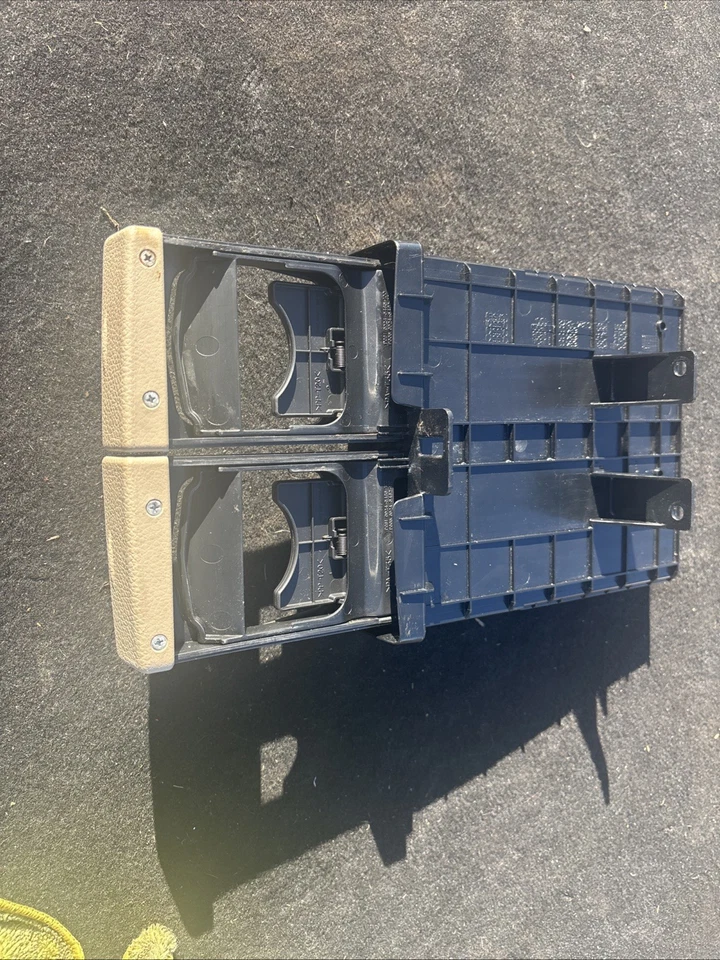 Console central Nissan Quest 2011-2017 porta-copo deslizante fabricante de equipamento original 68430-1JB0A - Imagem 2 de 4