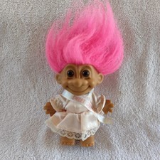 Muñecas troll Russ vintage años 60 "Sweet Sixteen" con pelo rosa y vestido rosa