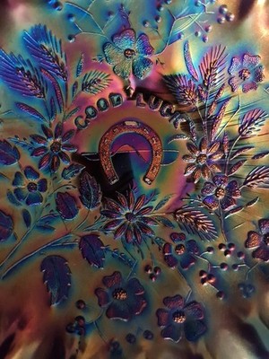 Glasschale ''GOOD LUCK'' Hufeisen Reitgerte, Gerste, Beeren & Chrysantheme?