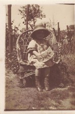 ANCIENNE PHOTOGRAPHIE CIRCA 1920 PETITE FILLE ET SON PANIER CHAISE EN ROTIN