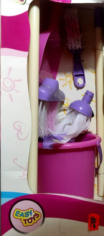 Set Pulizia per Bambini Easy Toys con Secchio, Scope e Accessori - Immagine 4 di 4