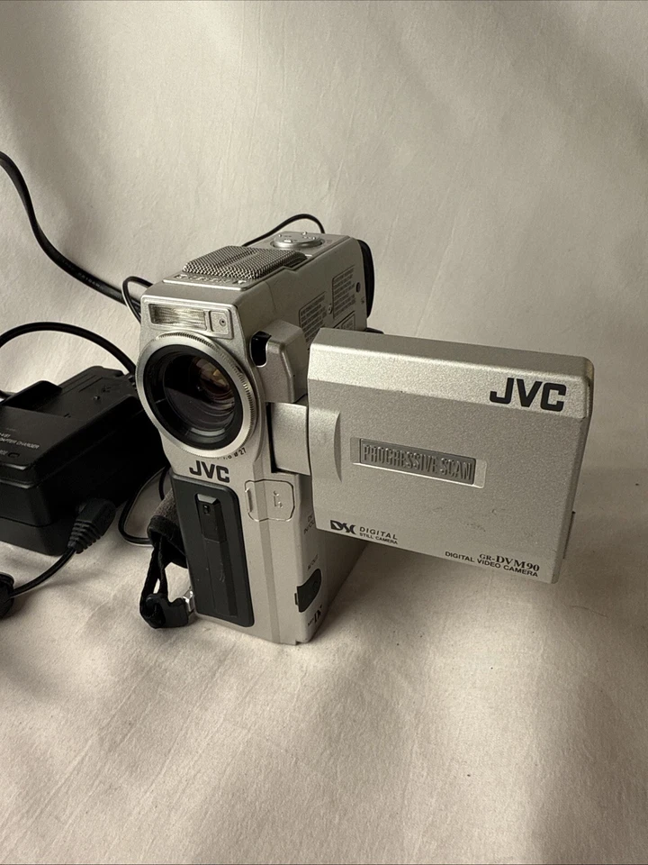 JVC Cybercam GR-DVM90 Mini DV Camcorder W Charger - Image 2 of 4