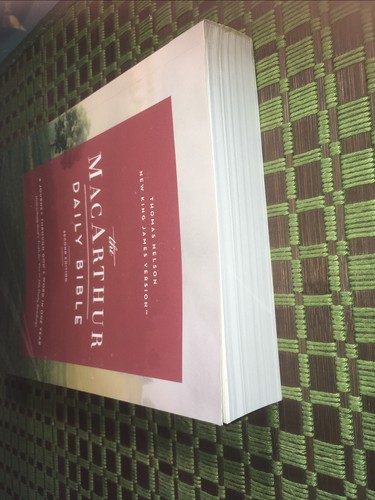 NKJV Macarthur Daily Bible, 2nd Edition : Read Through the Bible in One Year,... - Picture 6 of 6