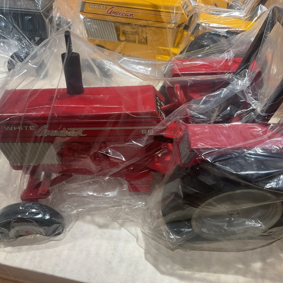 1/16 SCALE MODELS WHITE AMERICAN 60 TRACTOR SET OF 4 WITH ORIGINAL BOX 1991 FS - Image 3 of 4