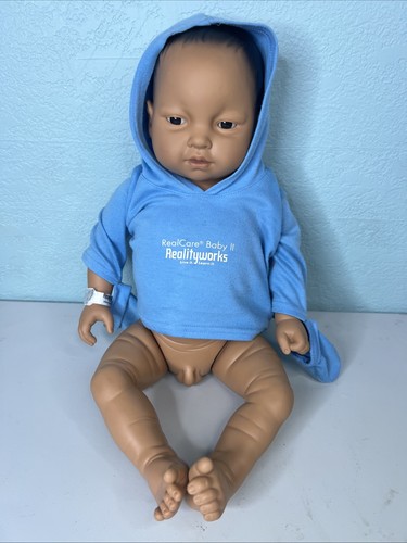 RealityWorks RealCare Baby II Plus Simulator hispanische männliche Puppe getestet funktionierte