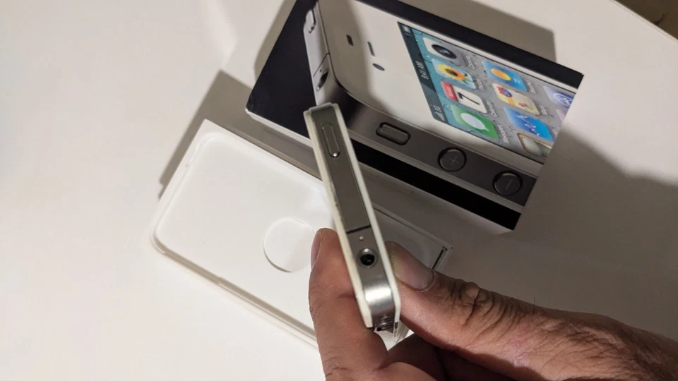 Apple iPhone 4 - 16GB - BIANCO - Ios 4.3 - Immagine 4 di 4