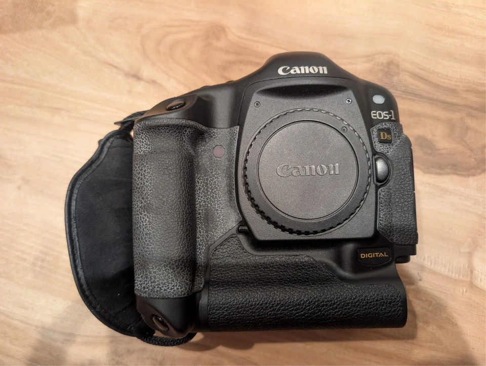 MINT 5K Clicks! Canon EOS 1Ds Mark I, Full Frame 11.1 MP DSLR Body Only, Classic - Image 2 of 4