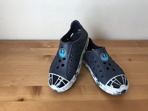 boys navy crocs