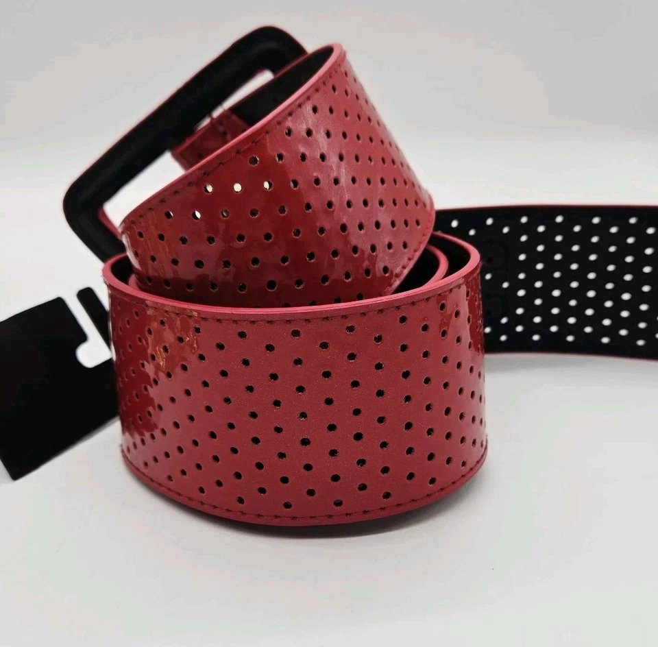 Cinturón Steve Madden Hecho por el Hombre con Diseño Perforado Lápiz Labial ROJO Hebilla Grande Ancho Foto 3 de 4