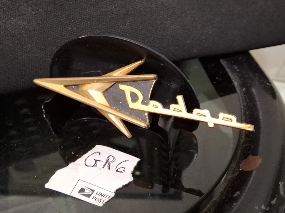 DE COLECCIÓN 1955 56 DODGE FORWARD LOOK FLECHA EMBLEMA OEM MOPAR 1694341 MOPAR LANCER Foto 2 de 4