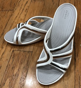 crocs women's sanrah metal block strap wedge sandal