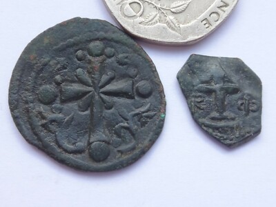 Lot von zwei byzantinischen Bronzemünzen.      44