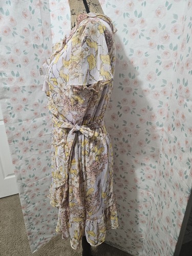 LAUREN CONRAD, VESTIDO PARA MUJER LAVANDA/AMARILLO POLI VOLANTES CUELLO EN V CON FAJA, TALLA M - Imagen 7 de 14