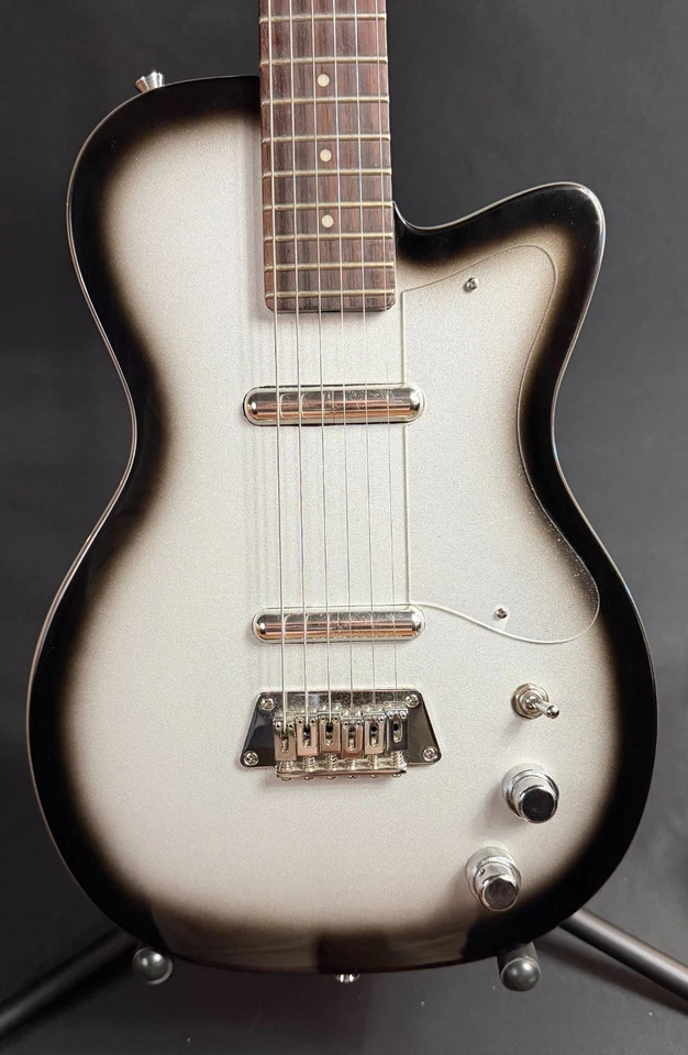 Guitarra Eléctrica Silvertone 1303/U2 Clásica Reedición Acabado Silverburst Foto 2 de 4