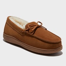 dluxe by dearfoams Men's Shearling Side Stitch Moc Slippers - Chestnut 7