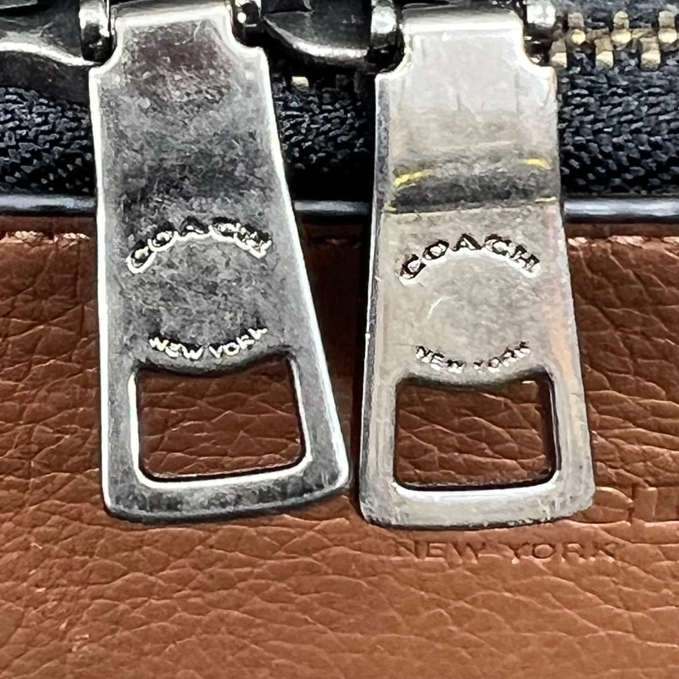 Cartera de cuero marrón COACH con cremallera superior para tableta funda a rayas para computadora portátil Foto 2 de 4