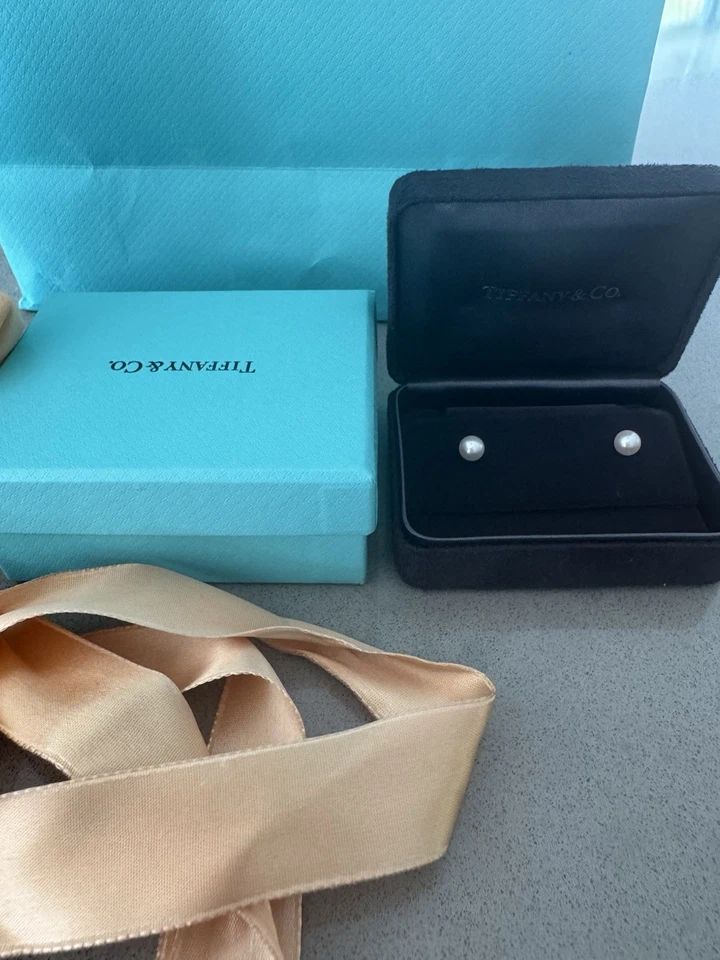 Tiffany & Co Signature Pearl Earrings 18ct White Gold 6-6.5mm + Perfume BNIB - image 4 of 4