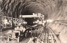 Camión de volteo antiguo RPPC construcción túnel grúa taladro túnel