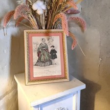 Tableau avec cadre doré. Gravure Estampe ancienne "La Mode"  1840 Manteau broché