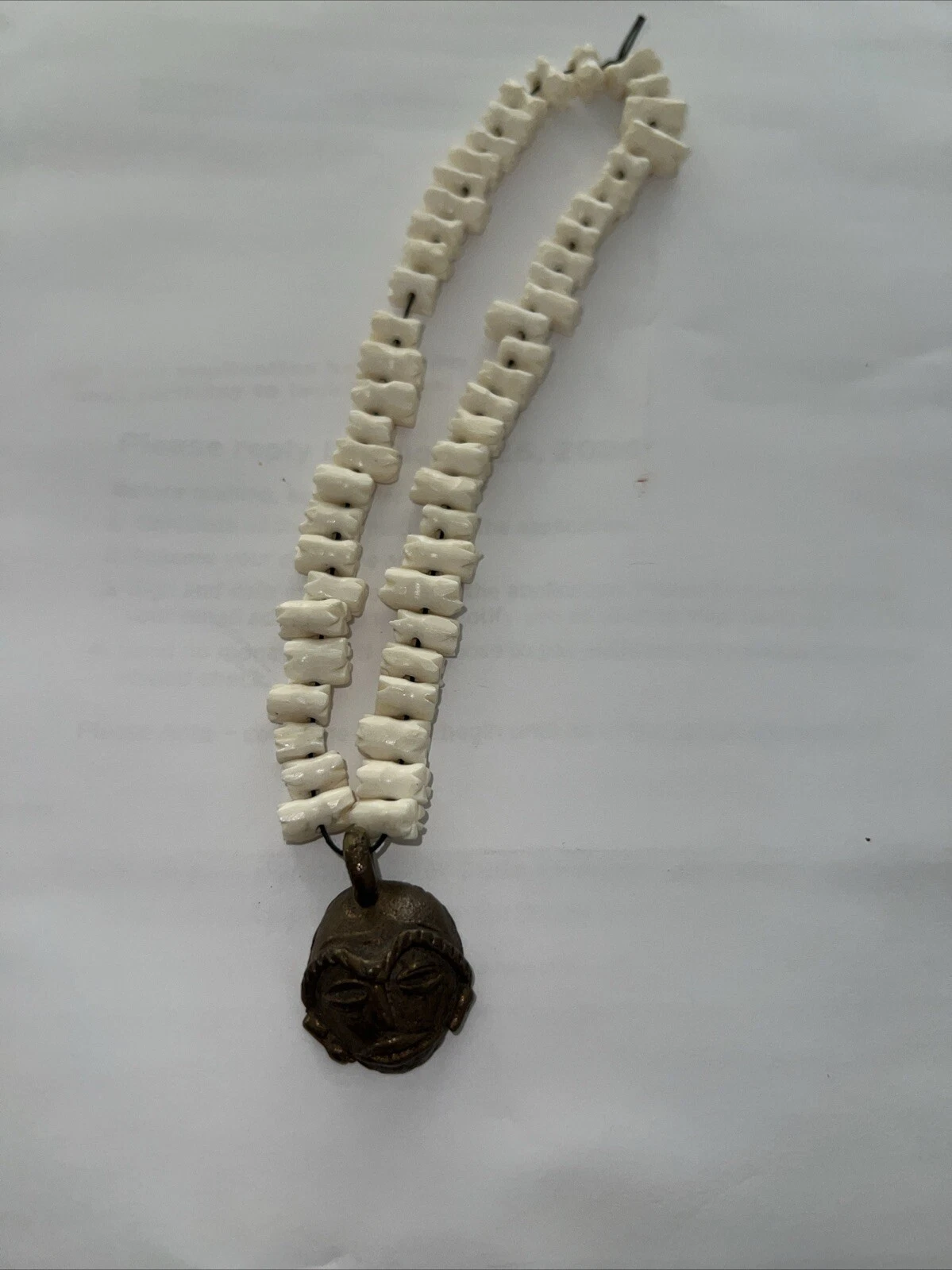 OFF WHITE Collana perle dichiarazione osso tribale bianco sporco con ciondolo ottone maschera africana