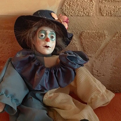 Süße Vintage Porzellan-Clown-Puppe – Pierrot / Harlekin, 80er/90er Jahre - Bild 1 von 3