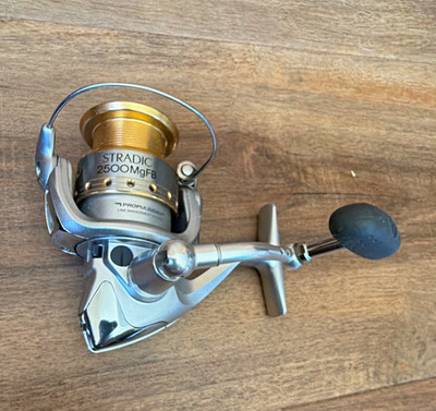 Shimano Stradic 2500MGFB Spinning Reel 4+1BB 5.2:1 Front Drag Silver/Gold