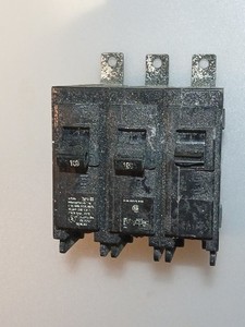 Siemans B3100 breaker 100 amp 3 pole (SS-D189) DAMAGED Working