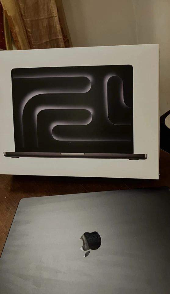 MacBook Pro M4 10-core CPU E 10-core GPU, 16 GB, 1 TB S. - Immagine 2 di 3