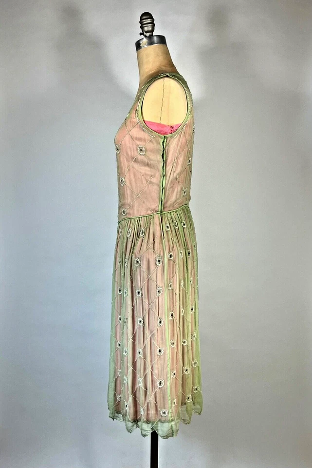 Antiguo vestido rosa y verde sandía de 2 capas de seda con cuentas de 1920 con alforjas originales Foto 3 de 4