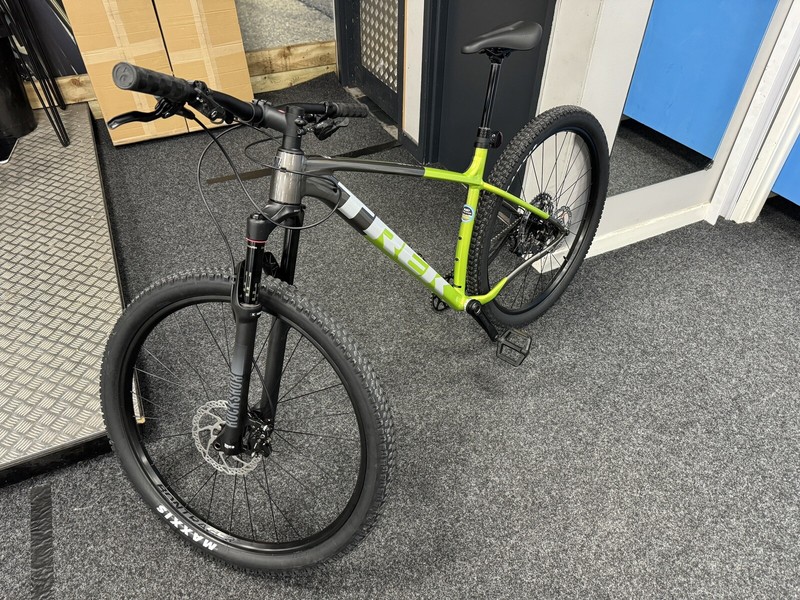 Trek Procaliber 8 MTB 2024 (L) Shimano SLX/XT Deore. RockShox Gold. Dropper post
