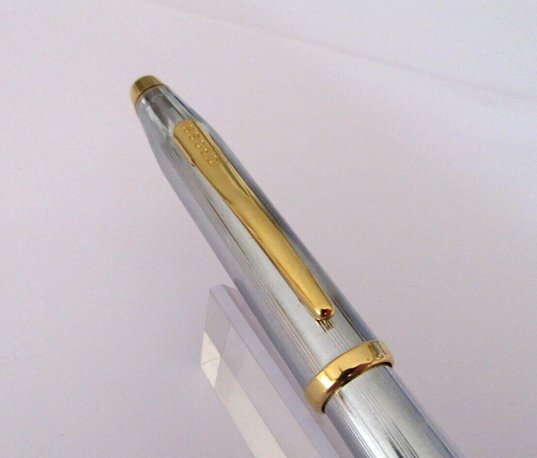 Stylo bille Cross Century II, finissez-en avec les ratures grâce à sa glisse fluide en chrome strié
