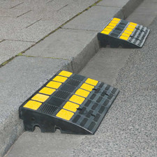 Heavy-Duty Rubber Kerb Ramps for Vehicles | Black and Yellow