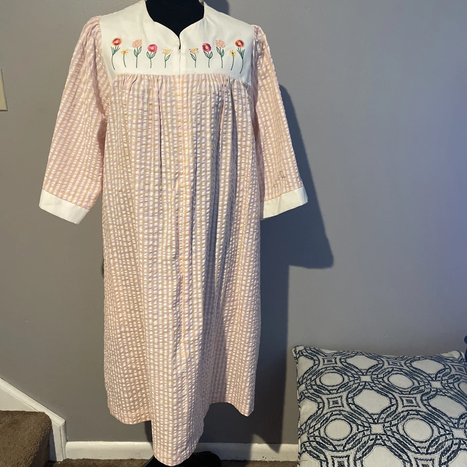 Stan Herman Signature II Robe Pink Checker Embroidered Short Sleeve Vintage Zip - Image 2 of 4