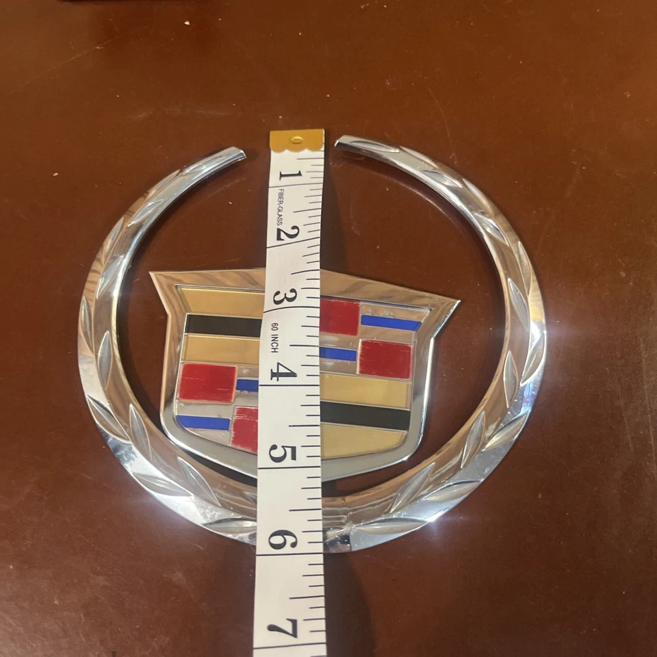 Cadillac SRX 2004-2009 puerta levadiza trasera emblema logotipo insignia escudo GM OEM 25761283 Foto 3 de 4