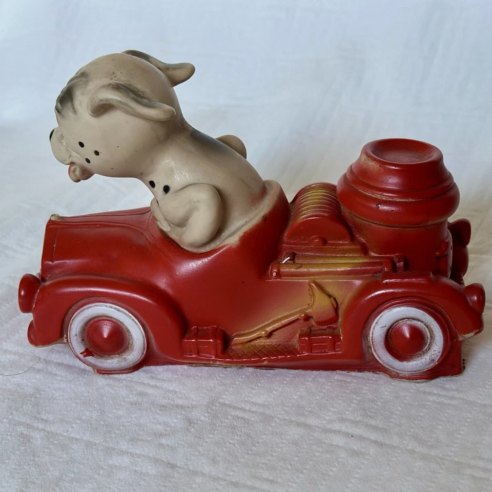ANTIGO 1956 DREAMLAND CREATIONS CAMINHÃO DE BOMBEIROS DE BORRACHA VERMELHA BRINQUEDO GUINCHO COM CACHORRO DÁLMATA - Imagem 3 de 4