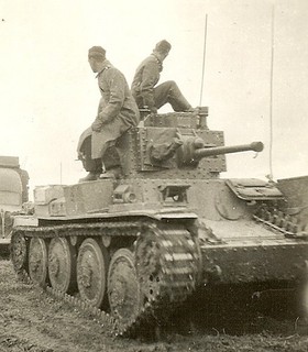 MIGLIORE! Carro armato tedesco Pzkw.38(t) che passa su strada; ALEXANDROVSKAJA Russia