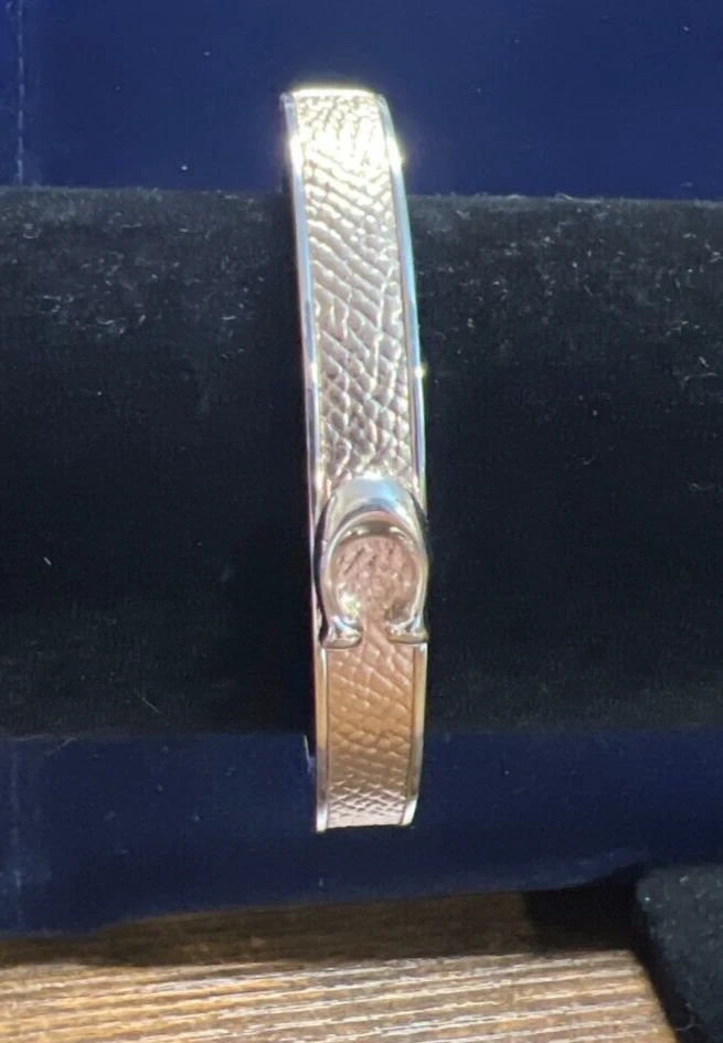 Pulseira Coach ouro rosa e tom de prata assinatura dobradiça, muito bom estado. - Imagem 2 de 4