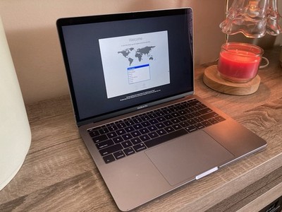 Apple MacBook Pro 13-Inch 2017 Intel i5 2.3GHz 8GB RAM 250GB SSD