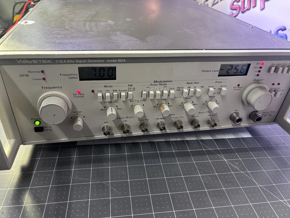 Wavetek 907A Signal generator 7 @ 12.4 GHz, AM, FM, PM. - Image 2 of 4