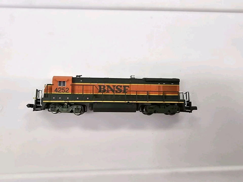 N Scale Atlas 49709 BNSF Railway GE B23-7 Diesel Locomotive #4252 - DCC Ready - Image 3 of 4