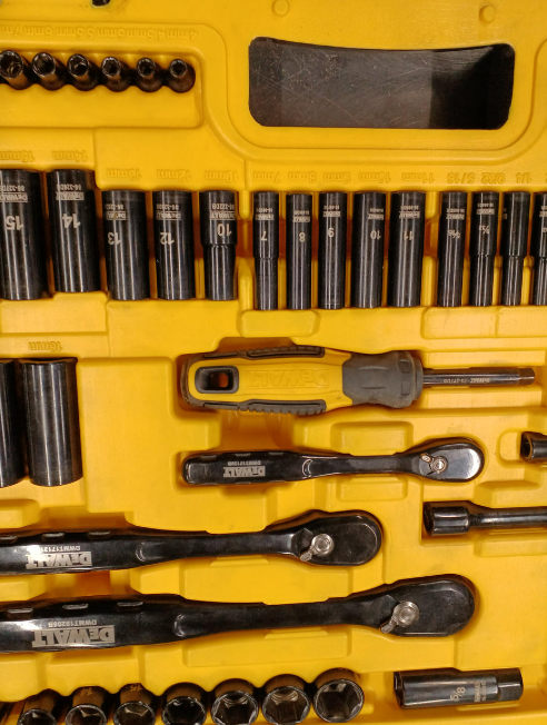NEW DEWALT Black Chrome Mechanics Tool Set (184-Piece) w NEW DEWALT Black Chrome Mechanics Tool Set (184-Piece) w